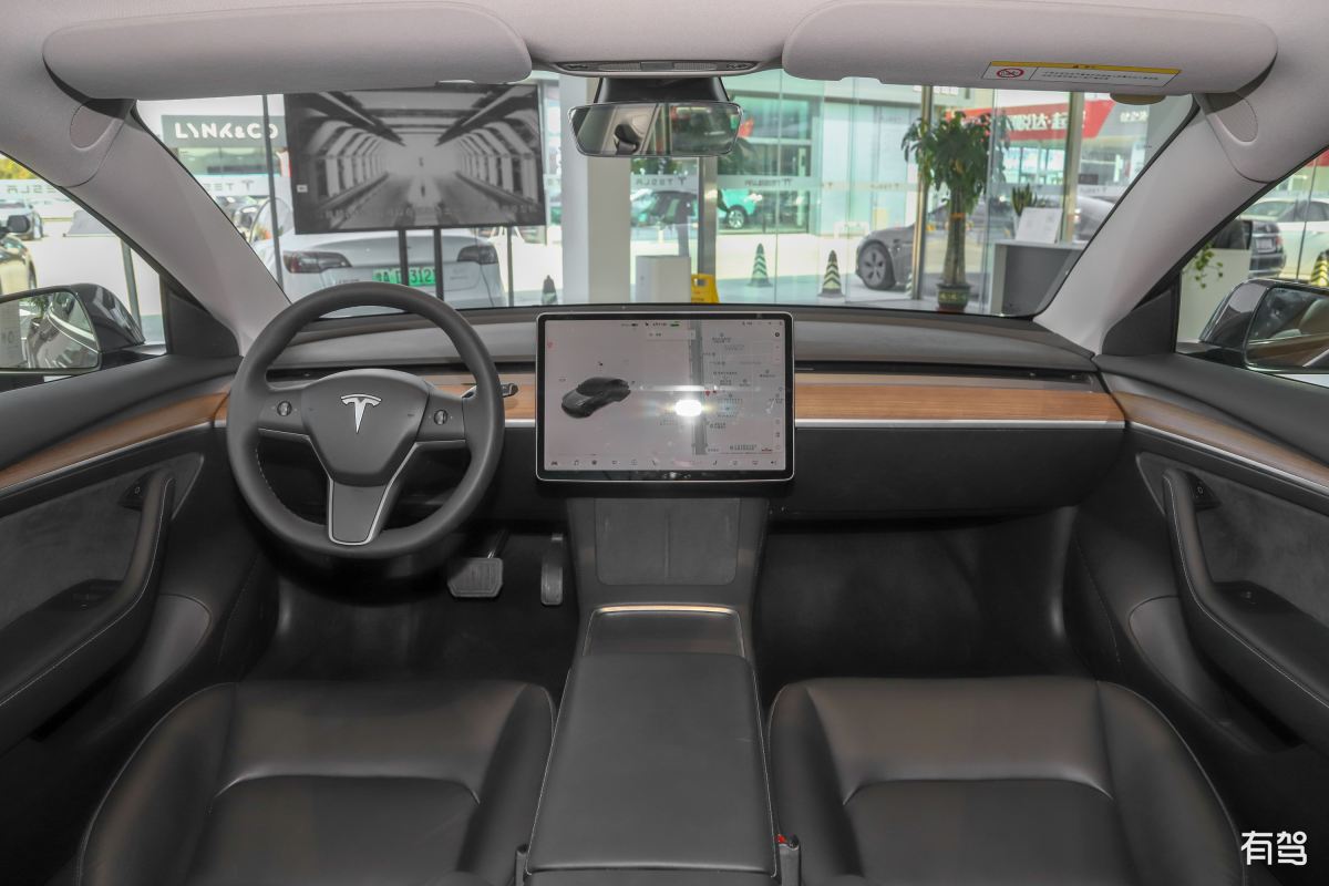 我每天通勤100公里现在开着卡罗拉双擎适不适合换一辆特斯拉modle3呢？