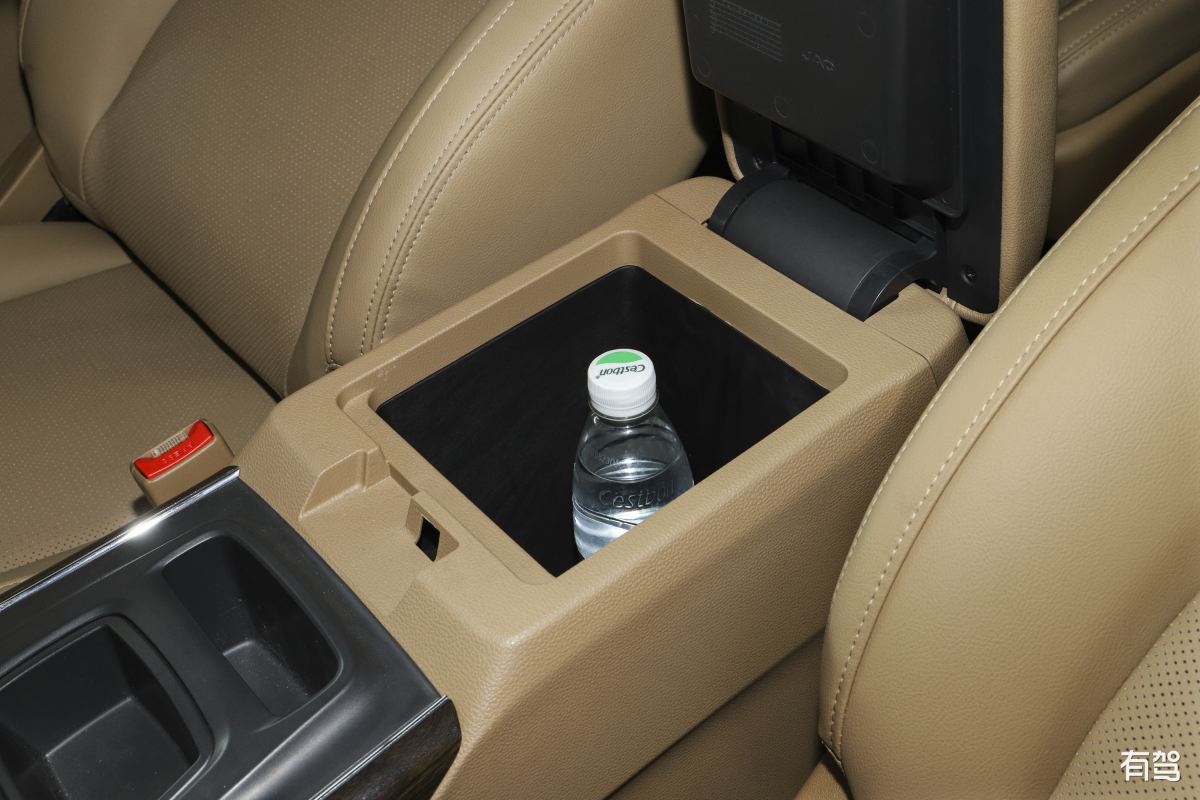 2013款本田奥德赛扶手箱怎么折叠步骤