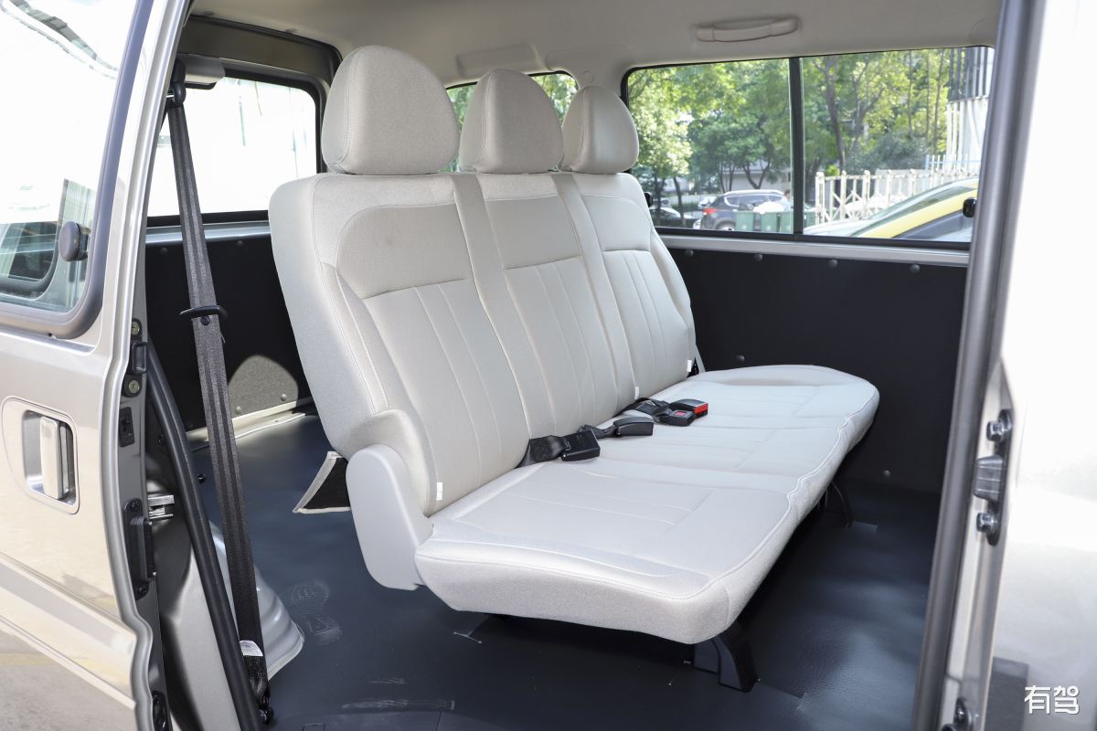 MPV：大型家庭用车，舒适空间，多功能选择