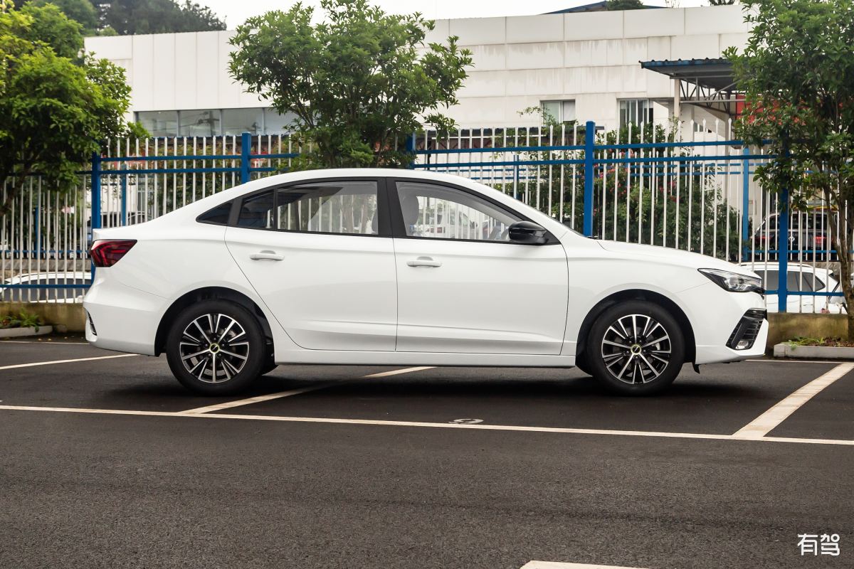 2022版手动版帝豪 和 2021版手动版荣威i5 怎么选