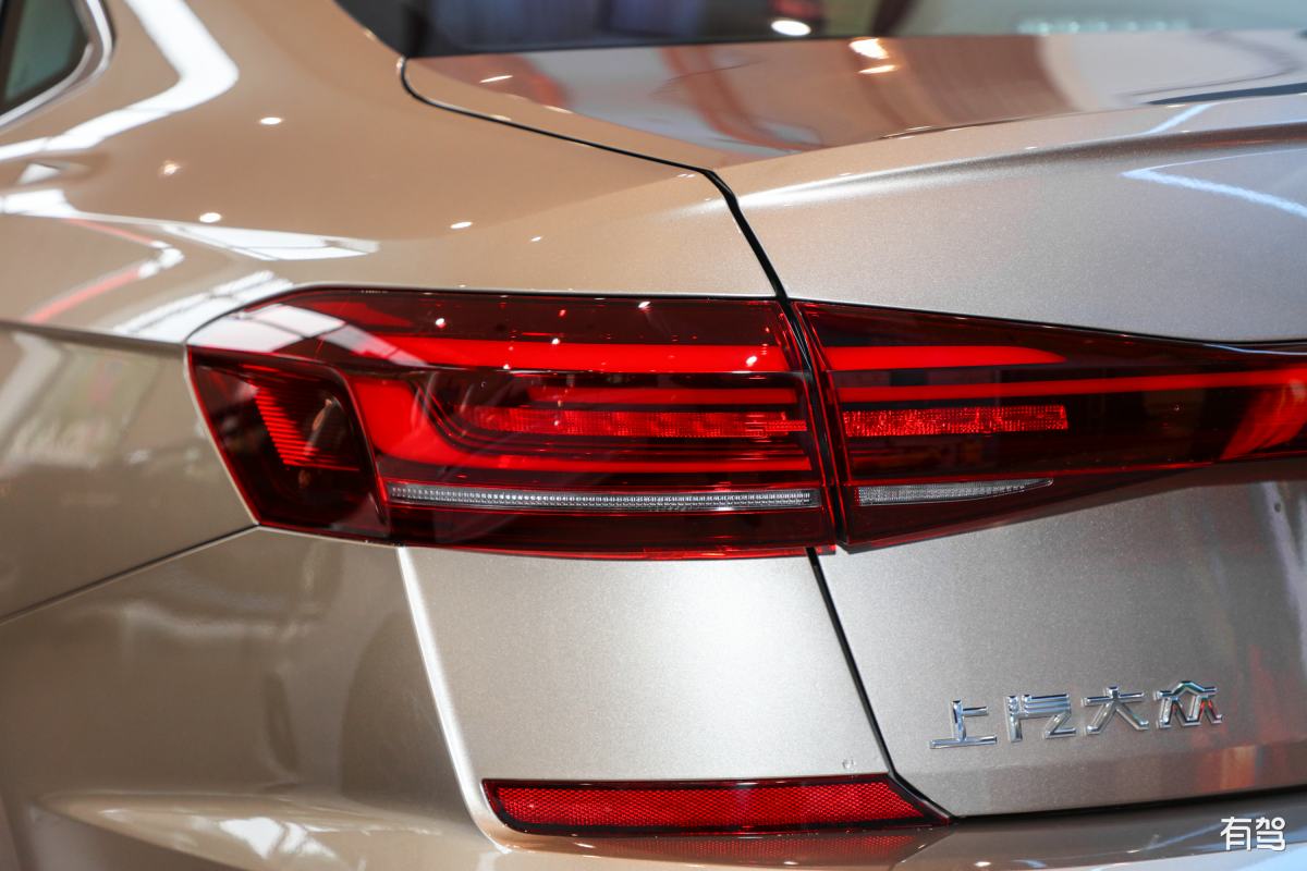 大众帕萨特C字形LED日间行车灯，水壶造型大灯组，时尚动感！