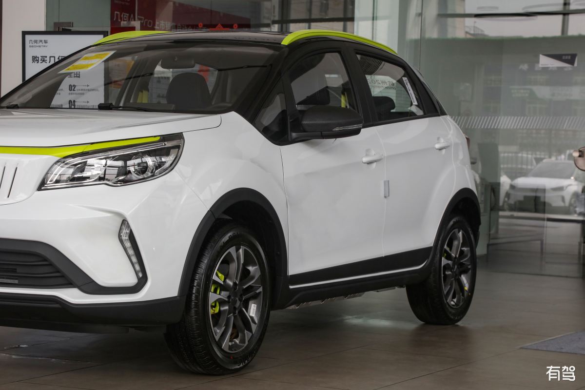 请以下面三段话作为参考仿写一段吉利几何E2023款最不满意的地方。1提车时间慢走的贷款到打了临牌提车等了一整天到下午登记服务站下班弄完的后排放不倒不管四座还是五座的都是放不到音响低音差点缺少咚咚的感觉A柱挡视线2没有后雨刮有时候下雨后面有没有车压根看不清。3刹车有异响这个非常讨厌我邻居的车就没有这个问题我新车提回来还没两天就出问题了后来看群里大家的反应似乎是通病回厂换了个什么配件就好了。