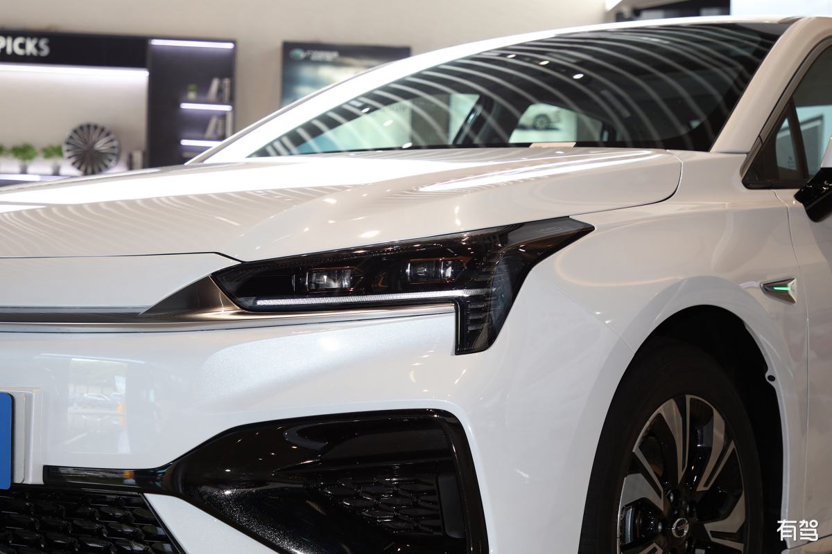 王者上强度 清场纯电圈。作为埃安AEP20纯电专属平台打造的高颜值纯电轿跑AION S Plus不仅拥有星空战舰般犀利的外观造型超阔气的后排空间还拥有能够畅玩3000余款游戏大作的智能座舱以及安全无虞至今保持0自燃的弹匣电池。而在2月推出的AION S Plus70乐享版更是以配置很顶、价格很美的超值之选成为时下年轻人争先拥有的科技装备理解上面的内容下面是要求文章要求如下：内容围绕埃安4