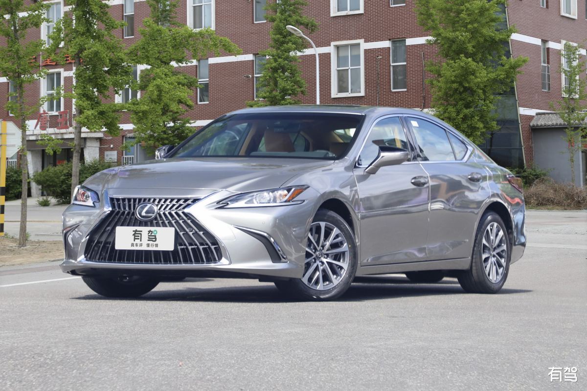 雷克萨斯ES200是中型轿车还是中大型轿车？ - 尺寸和空间解析