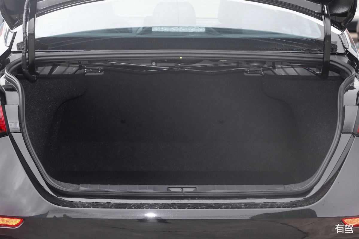 日产轩逸经典款后备箱可以放几个24寸的行李箱