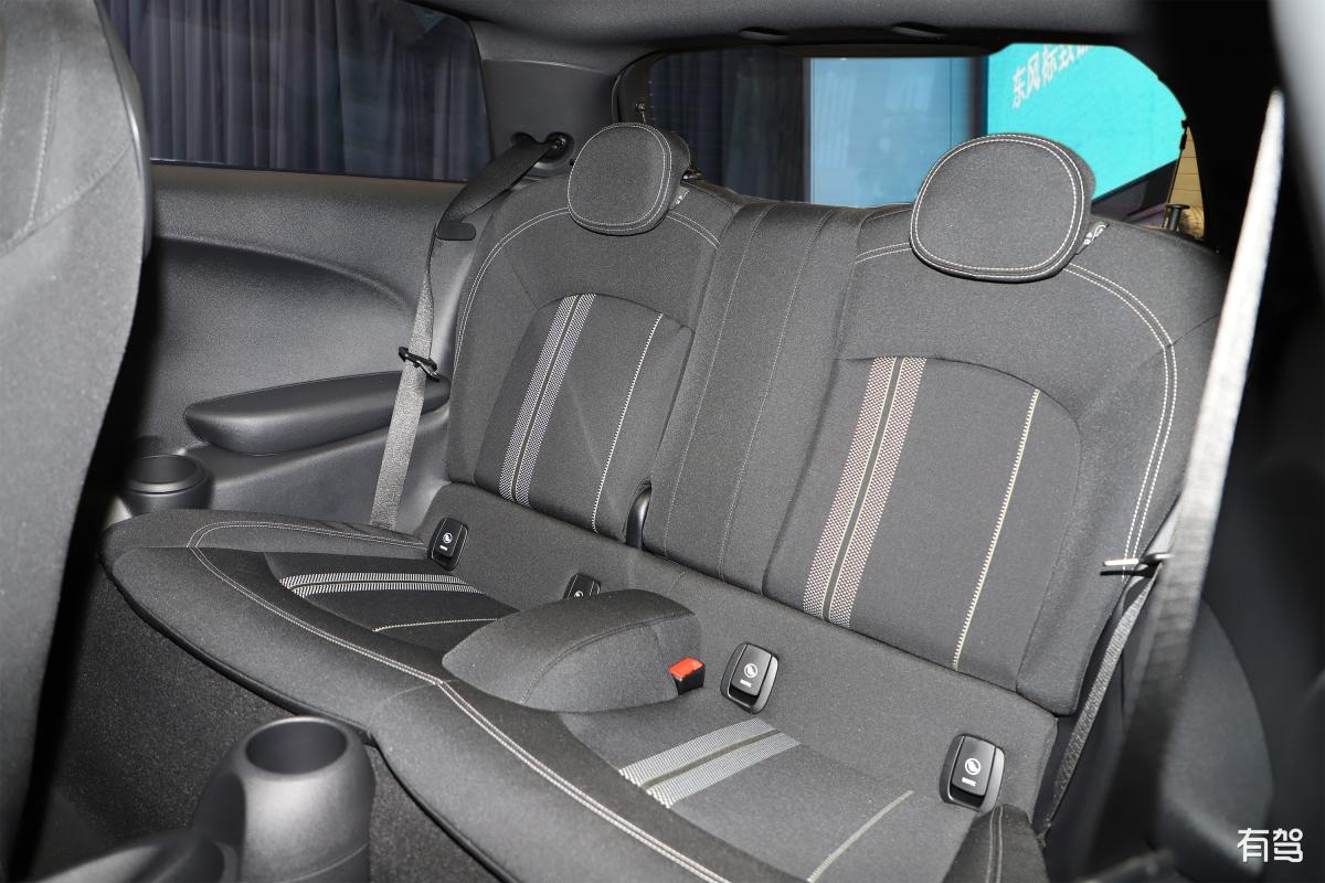 蒙提霍尔问题：换门真的会提高中奖率吗？