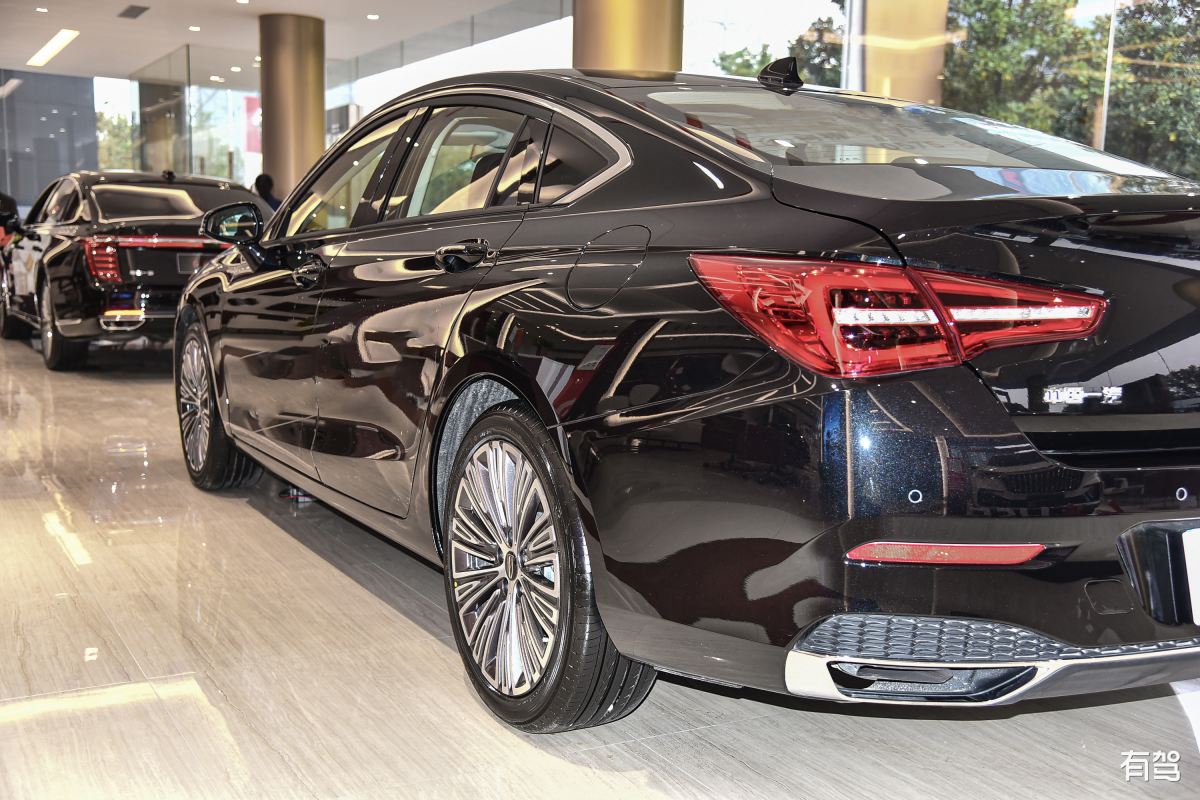 奔驰C200 vs 雷克萨斯ES200：深度对比，谁更适合你？