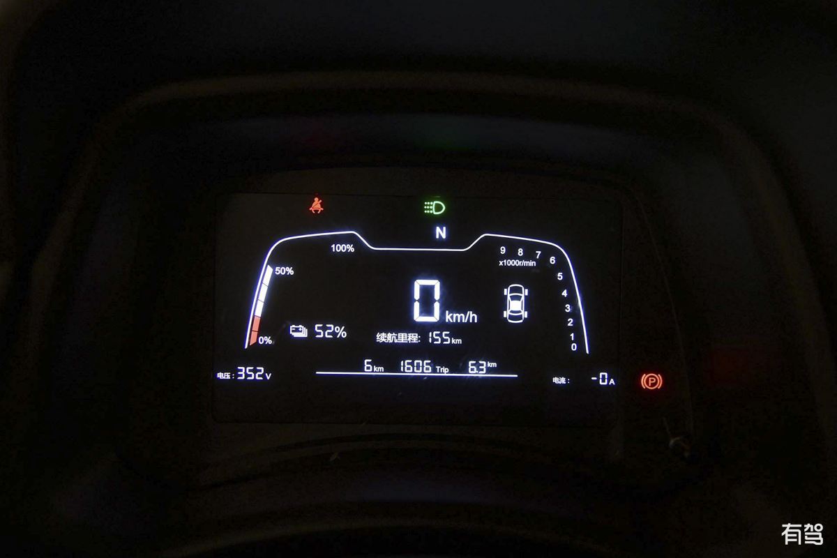 帮我撰写一篇夏天率性感穿搭美文以描述童装服饰新品为主题服装类型：森系自然感T恤趣味印花蔓延简约T恤、黑色系宽松款T恤率性潮流哪吒图案点缀廓形个性洒脱、薄纱收褶的设计拼接在无袖芽边彰显潮流个性