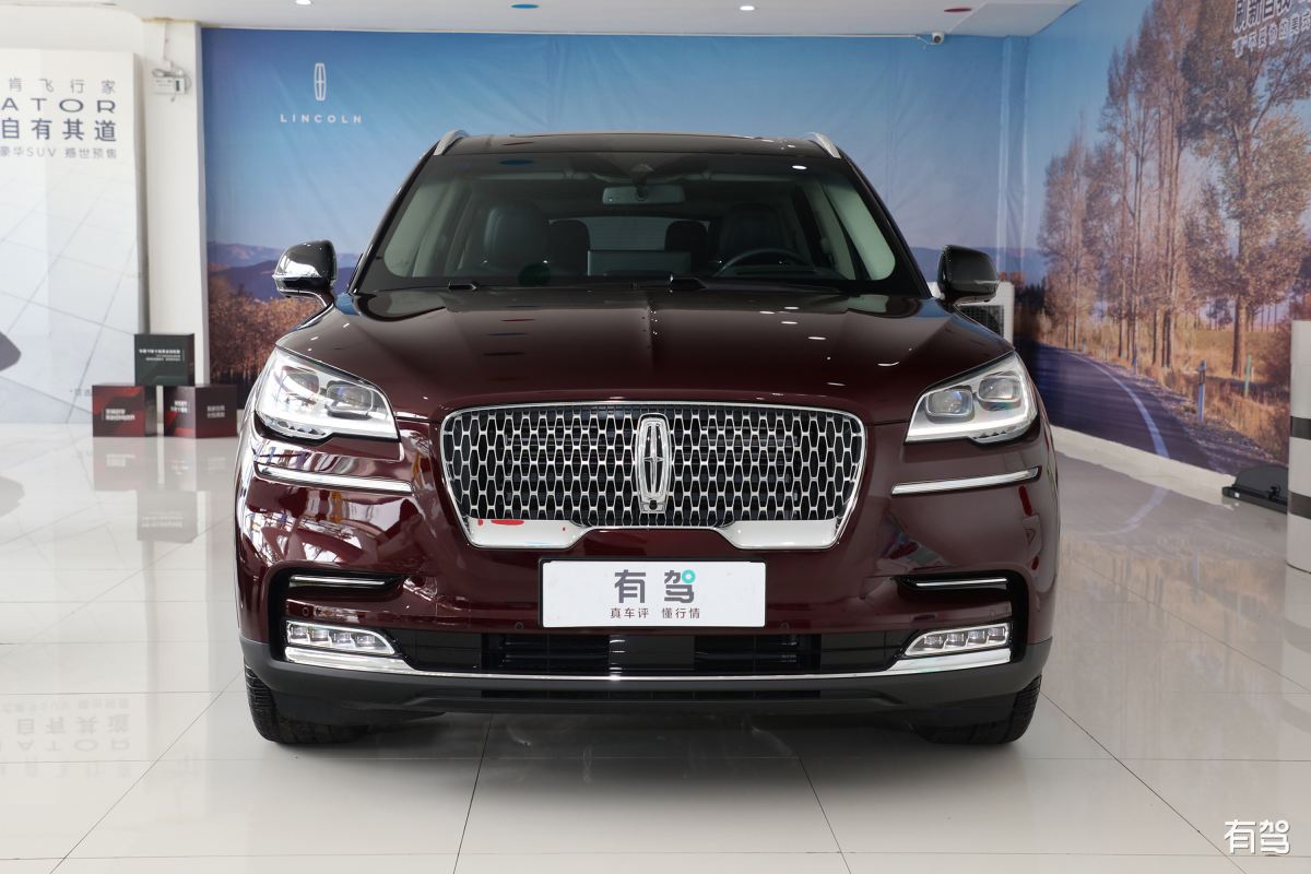 帮忙优化以下内容：尊敬的领导： 总部行政人事部行政经理助理鹿鸿康主要负责公司行政：1、协助部门领导组织开展行政事务各模块工作保障公司内部服务和对外联络工作有序开展为公司的良好运营提供服务支持和后勤保障；2、日常行政事务管理：负责办公区域的正常运营管理、办公环境优化、车辆管理、基础的对外接待、会议管理等重要行政文件的撰写与推行；3、负责对外宣传公司网站、公众号文案的编写与运营；4、负责协