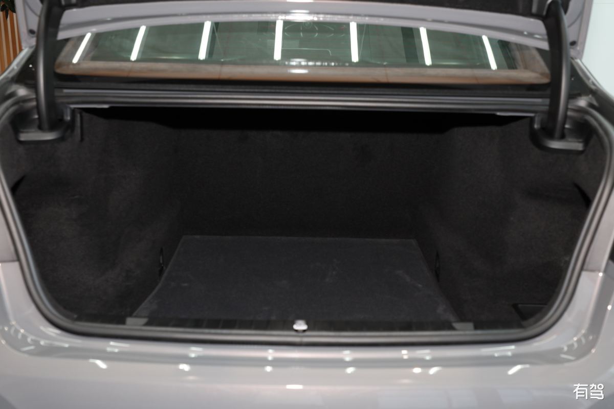 吉利巧克力后备箱挡板的作用：保护物品安全和整理后备箱