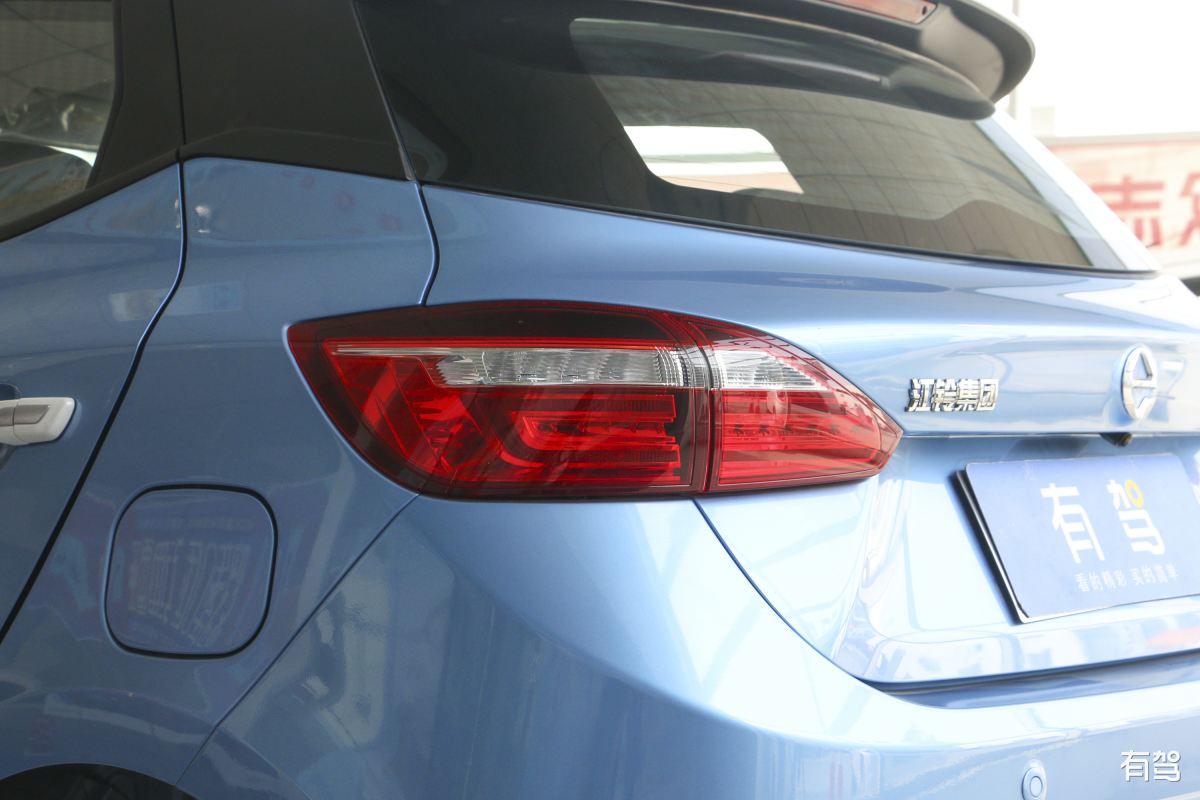 写一份三方合作协议共同建设经营新能源充电站场地租金218000元年租赁期15年三方按股权比例分摊租金。甲方占股51提供经营场地乙方占股29提供设备丙方占股20提供部分资金。协议中应明确三方责权利的关系、违约责任、处罚条款等。内容尽量全面详实不低于2000字。