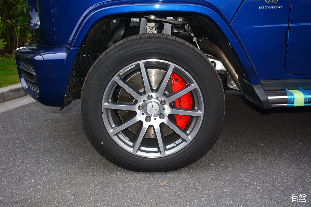 奔驰G级的碰撞预防模块在前杠的哪个位置？更换的话费用多少？ 200字