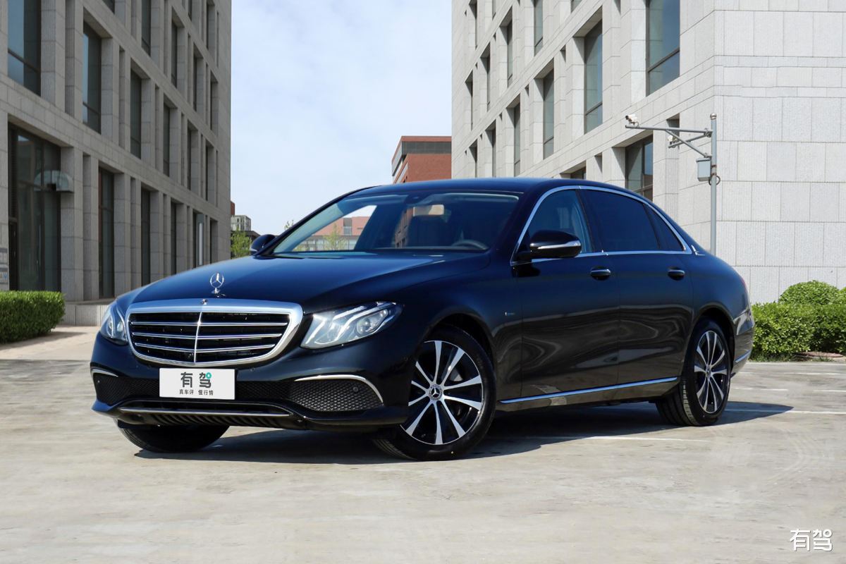 生成一篇 奔驰e300l 不少于200字的文章,第一行为标题,并在每个段落中生成一张图片