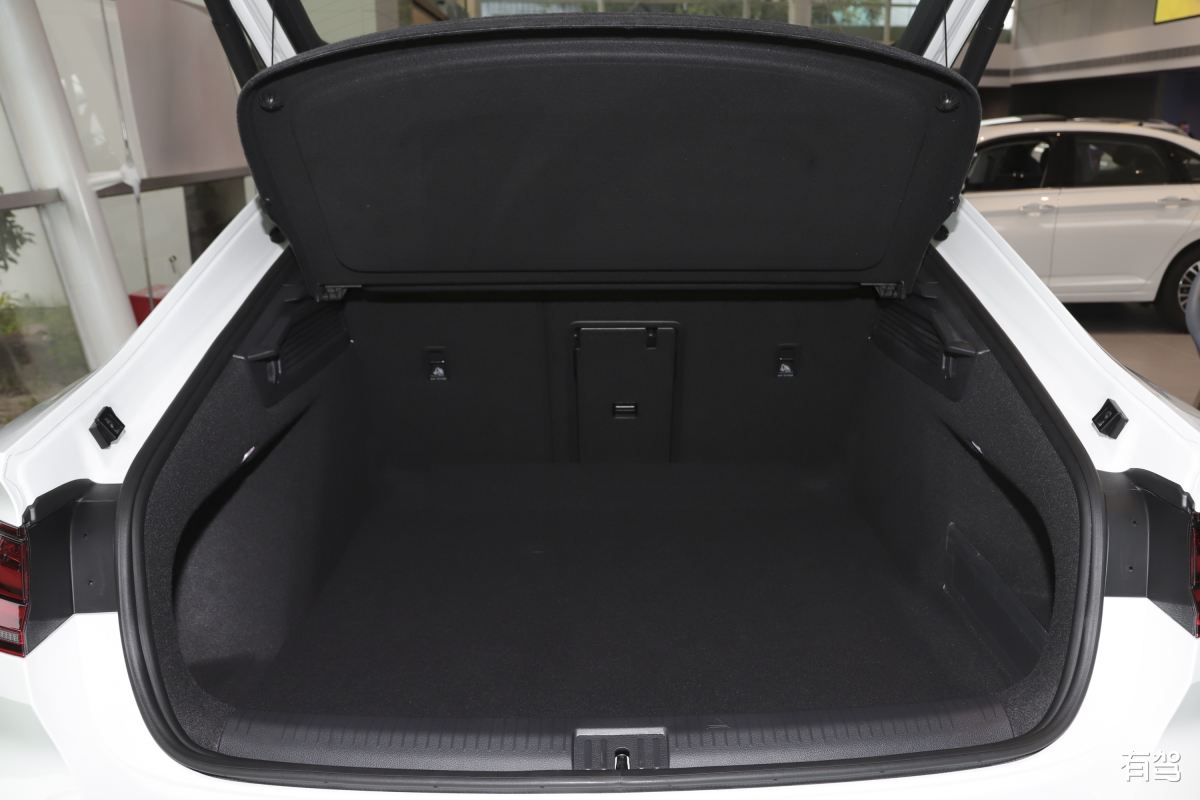 汽车后备箱内板材质：塑料、纤维板及功能介绍