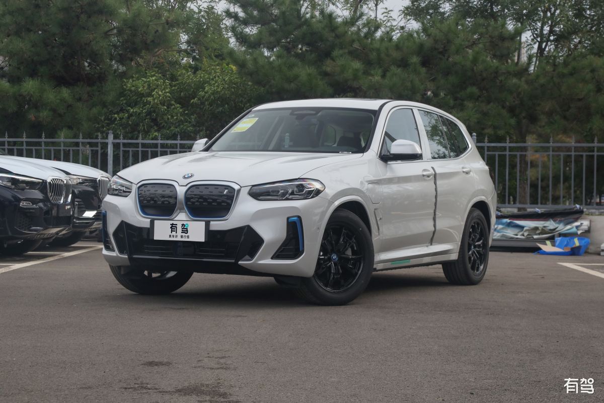 写一个关于2023款宝马X3有争议性的双人对话最后还是突出宝马x3的优势