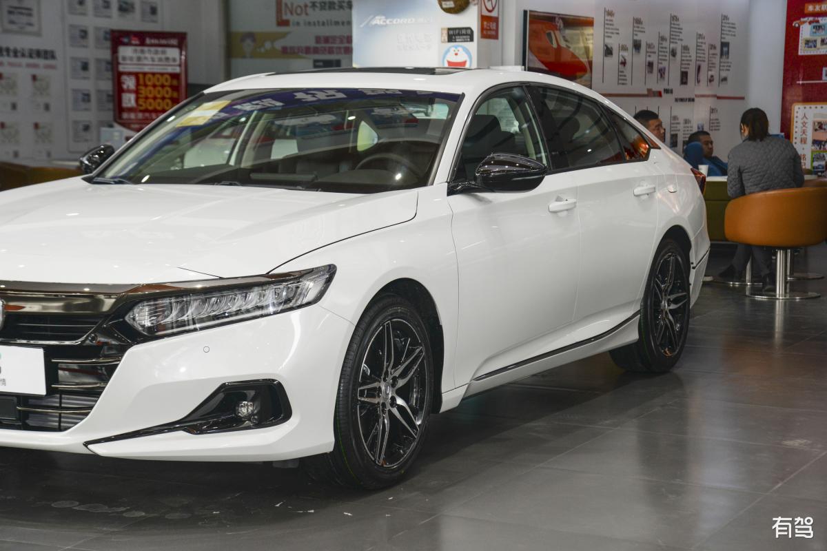 本田雅阁 vs 本田英仕派：外观、尺寸、动力、内饰全方位对比