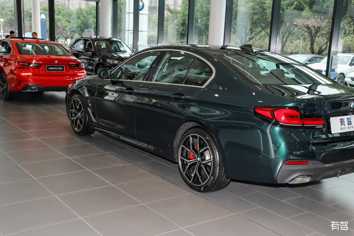 宝马5系汽车的改装有哪些？包括该系列车型的外观改装、动力升级、音响升级等方面的案例分享也可包括改装后的驾驶感受和效果评价等。