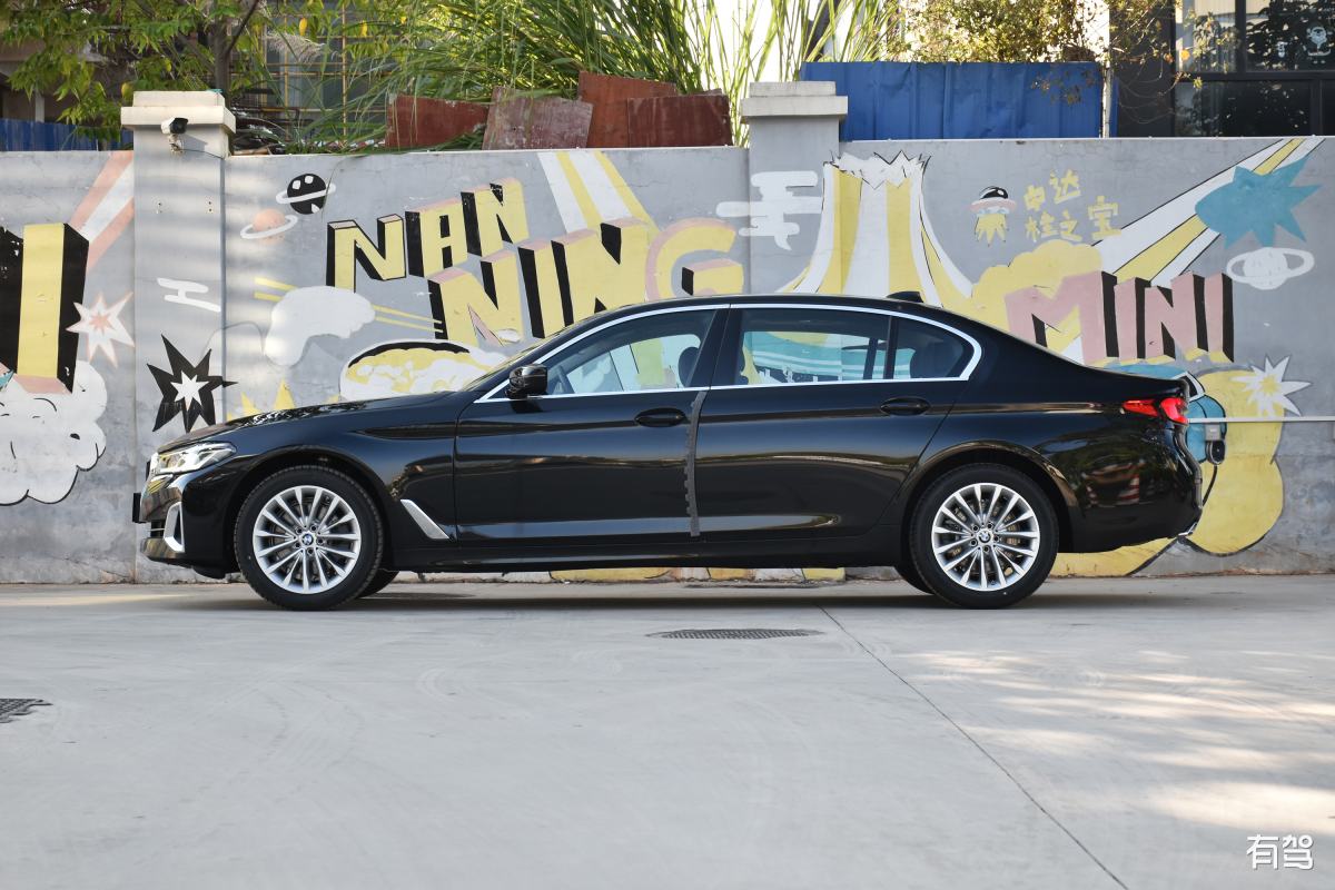 宝马5系的车型介绍？包括该系列的各个车型的配置、动力、外观、内饰等方面的介绍。