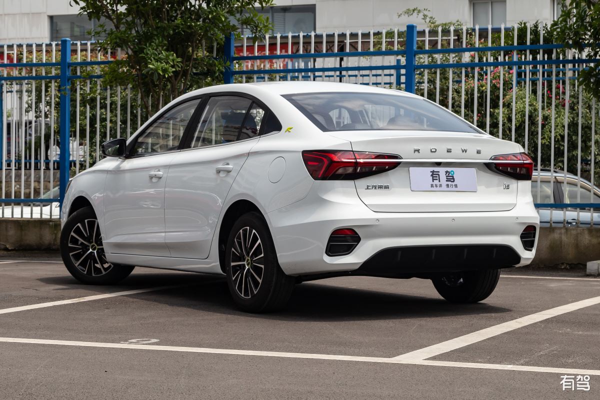 2021款手动钻石版荣威i5 VS 铂金版：配置升级对比