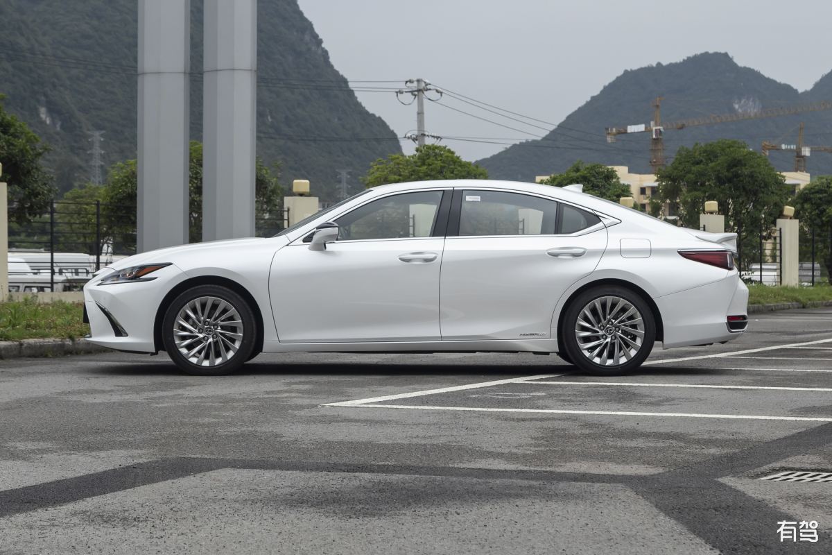 雷克萨斯ES300h行政版对比亚洲龙2.5L尊贵版:哪款更适合你？