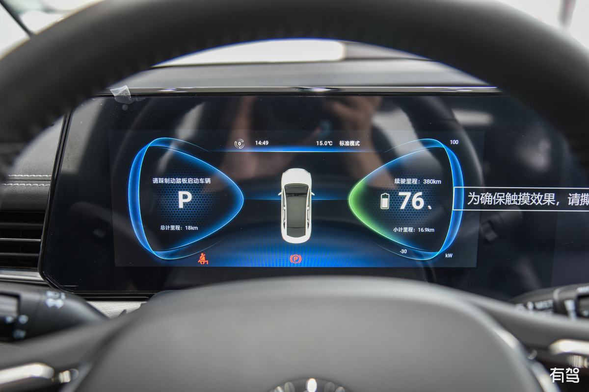 请以下面一段话作为参考仿写一段吉利几何E2022款续航里程。1续航应该没有401公里这么死390公里应该是有买的时候也还是考虑了实惠了两台燃油车有点供不起平常也要保养的换充电的还省一些充电也很快如果我的车要换的话我估计也要弄新能源车了确实省一些而且现在的配置做的也不错很棒这应该是个趋势早买早省。