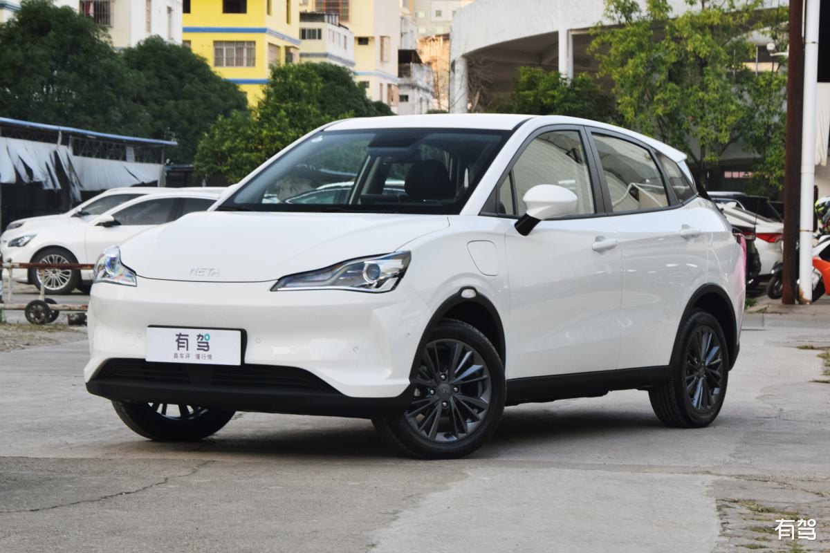 3月27日飞凡汽车中大型豪华纯电轿车——新豪华大智座飞凡F7正式上市全系标配越级舒适的飞凡巴赫座舱让每一个座位都是C位配合前所未有的驾享体验飞凡F7成为主流豪华轿车市场中不容错过的价值首选。红点大奖设计延伸百万掀背轿跑设计饱受赞誉的飞凡F7高颜值源自红点奖设计精髓并通过飞凡羽逸家族化设计展现出超百万掀背轿跑的势能之美。5米车长3米轴距的中大型尺寸车身由经典美学线条勾勒带来飞凡F7出众的视觉享受更为