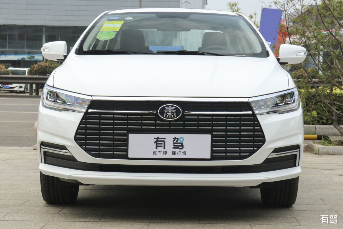 使用FABE法对比亚迪秦进行详细且全面的产品介绍不少于2000字