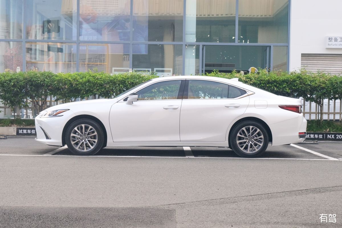 雷克萨斯ES200是中型轿车还是中大型轿车？ - 尺寸和空间解析