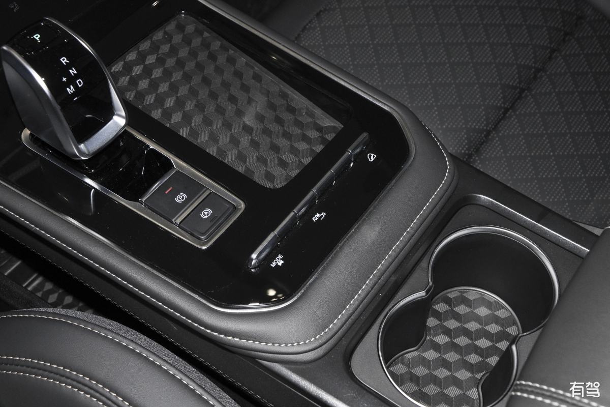 与T1组别的改装越野车不同瑞虎8冠军家族赛车是纯正的素车参赛车辆均为量产车型仅对轮胎、油箱、驾驶室防滚架等进行了安全加固改装发动机、变速箱、底盘三大件均为原装。在这场勇敢者的游戏中瑞虎8冠军家族赛车是唯一家用城市SUV车型延续了其在2019年环塔拉力赛的出色表现成功卫冕汽油量产组冠军展现出奇瑞汽车能打硬仗的技术实力显示出中国汽车领先的智造水准。以上文字换种表达方式