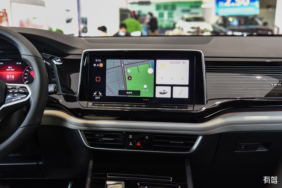 你知道捷达vs7吗捷达VS7是一款由上汽大众捷达品牌推出的SUV车型该车采用大众最新的MQB架构设计拥有时尚运动的外观和宽敞舒适的内饰。它搭载了15L和14T两种发动机最大功率分别为110马力和150马力。此外捷达VS7还配备了智能互联系统、自动空调、倒车雷达、后视镜电动折叠等丰富的配置。该车在国内市场表现不俗深受消费者喜爱。它搭载的是什么系统捷达VS7搭载了智能互联系统其中包括8英寸触控屏幕、导