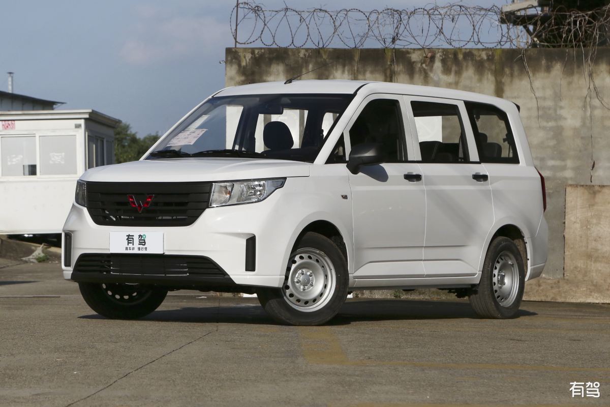 根据以下资料写一篇新文章需要新的标题。不少于1500字。原稿如下从月销5万到18万辆国民神车为什么卖不动了？最高降13万限时298万元起五菱宏光又出手了。5月22日五菱宣布五菱宏光MINIEV家族至高降13万元全系298万元起 为广大消费者提供超低门槛的新能源产品和服务。花3万就能拥有一辆电动小可爱凭借极致性价比与呆萌可爱的外形五菱宏光MINIEV曾经创下单月销量超5万辆的纪录连续28个月成为新能