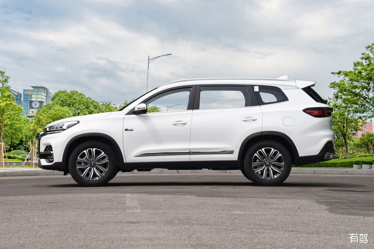 在动力、配置、科技等方面全方位领先的瑞虎8冠军家族已赢得全球超60万用户的喜爱与此同时瑞虎8冠军家族分别在2019年中国量产车性能大赛CCPC、2021年全国汽车场地越野职业联赛等31项专业赛事中相继夺冠。凭借对自身冠军实力与冠军品质的不断积淀与超越瑞虎8家族敢于挑战、进取不止的冠军精神也得以继续升华而这也从外至内将瑞虎8家族造就为一支征战国际赛场与全球市场的全能型冠军战队。以上文字换种表达方式