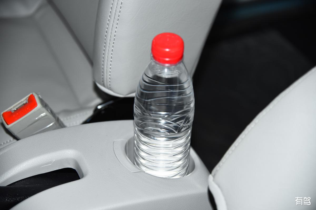 冷却液负25和负35指的是冷却液的冰点温度。负25表示冷却液的冰点温度为零下25摄氏度而负35则表示冷却液的冰点温度为零下35摄氏度。因为负35的冰点温度更低所以在寒冷的地区或冬季使用时更适合可以更好地保护发动机不受冻结的影响。