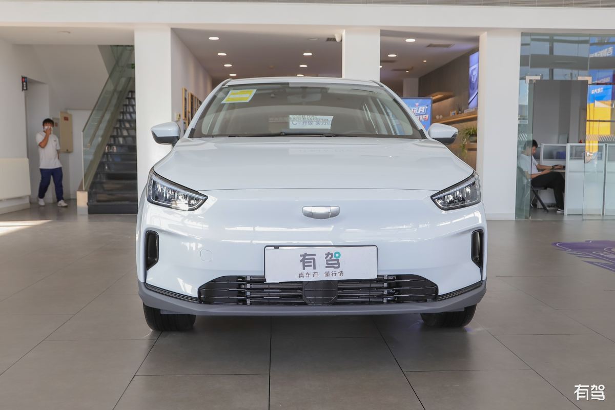 请以下面两段话作为参考仿写一段吉利几何E2022款续航里程。1我目前开这个车也有差不多一个月了目前行驶里程截止至发稿前也开了2000多公里了高速和市区我都开过充电慢充我没算过具体要充多久反正也就睡一觉起来就充满了至于快充官方宣传的是30分钟充电80然后我去测了一下最终的充电时间和官方宣传的有点出入续航里程市区气温在28-35度左右我自己一个人开经济模式空调20°风力二档动能回收开的中级时速在50-