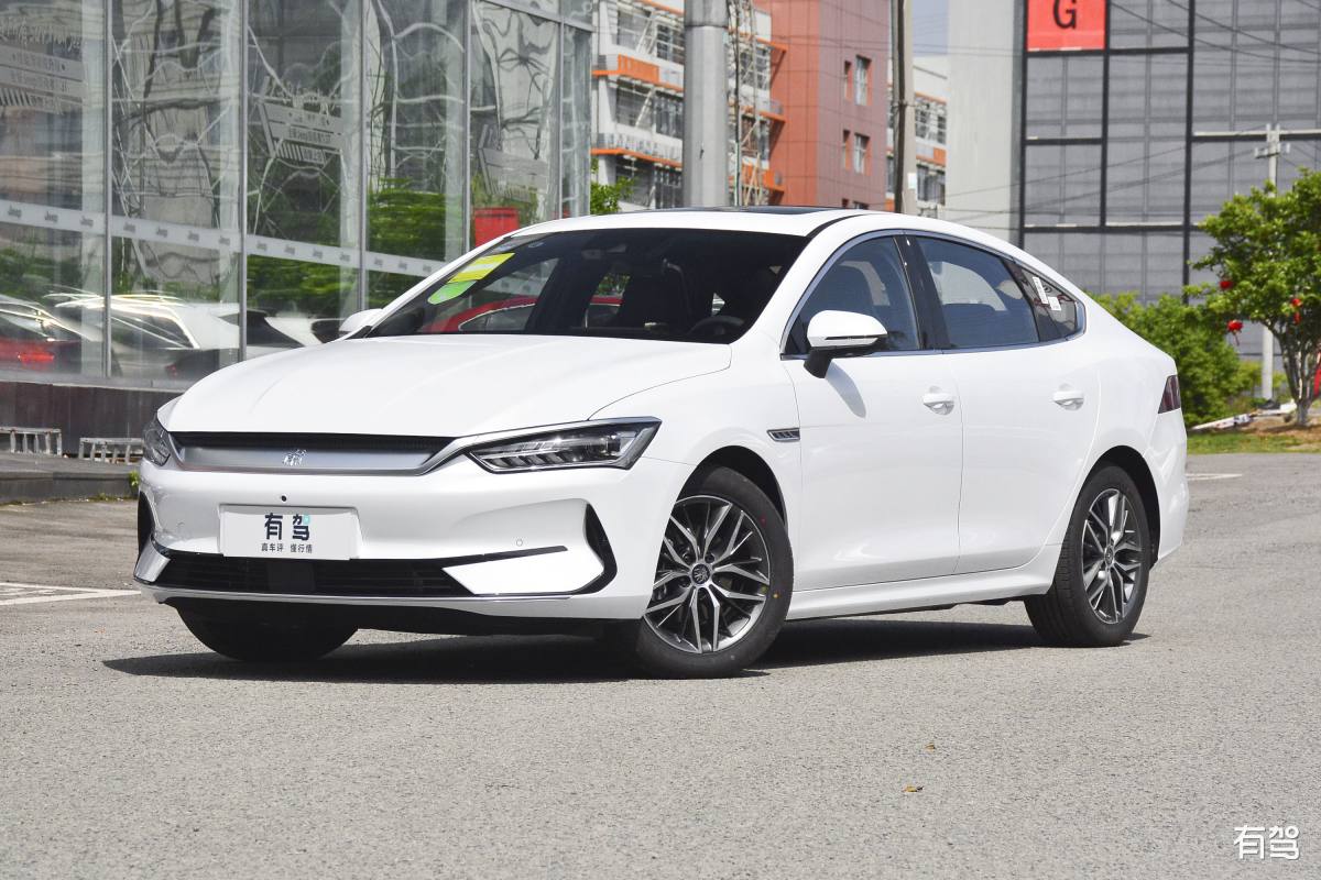 写一篇关于秦plus dmi 2023冠军版的评测文章，汽车销量背景，新能源车的现状，突出混动的重要性，内容要求有，各个版本和价格、内饰评价、内饰插图，内饰颜色和配置详情，外观配色、外观评价，外观设计，动力介绍，油耗评测，续航，驾驶模式