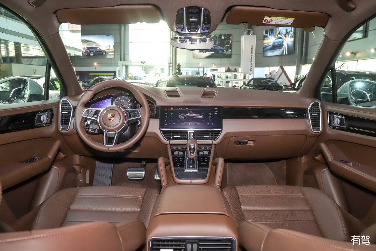 写一个5分钟的押韵的描述保时捷卡宴汽车的一人出镜短视频脚本文案