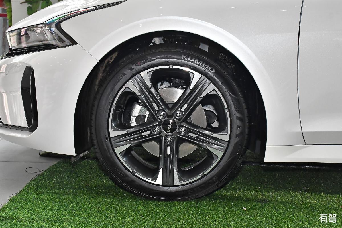 我买个改装卡钳ap9040 原车是迈腾b8上拆下的 要装到11款cc上 桥位跟和头需要更换吗