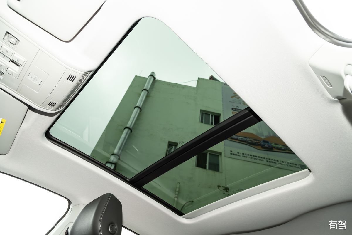 请以一种自动调节透光度的汽车天窗系统为题撰写一篇高质量发明专利字数不少于10000字。