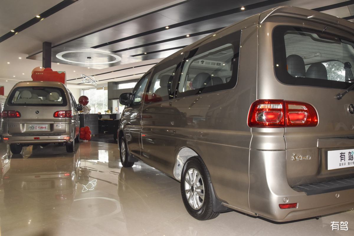 写一则通知：对内部员工出售一台东风商务车售价3千元市场价5千5。购车者负责车辆过户等手续和费用