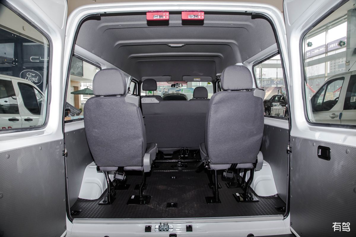 优化成一句话：：虚拟数控面板模拟了真实机床的控制面板用户可以通过虚拟键盘输入NC代码、工件偏置和刀具偏置等信息并可手动控制轴进行进给运动。液晶屏实时显示轴的位置信息。