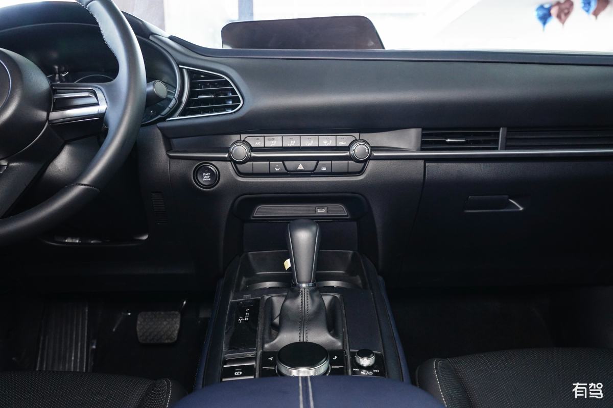 帮我想十个好的酒类饮料商标第33类商标名称总共三个字不能带酒字描述有清凉感