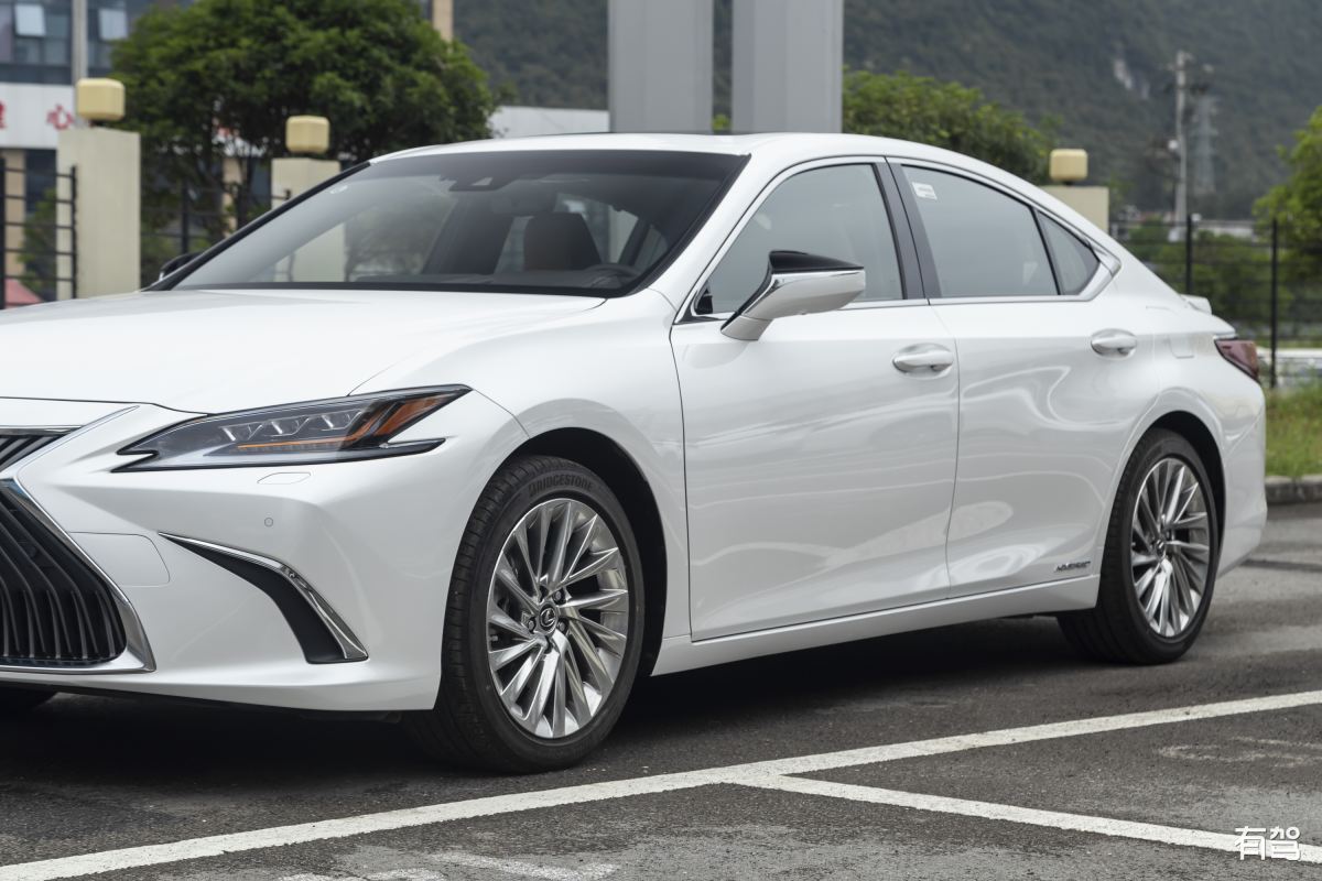 雷克萨斯ES300h行政版对比亚洲龙2.5L尊贵版:哪款更适合你？