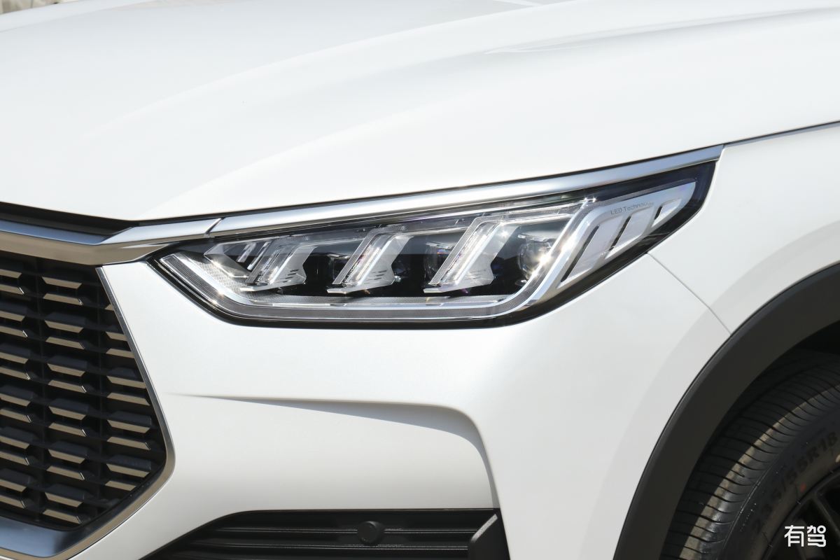 比亚迪宋PLUS DM-i: 超长续航混动SUV | 低油耗 高智能