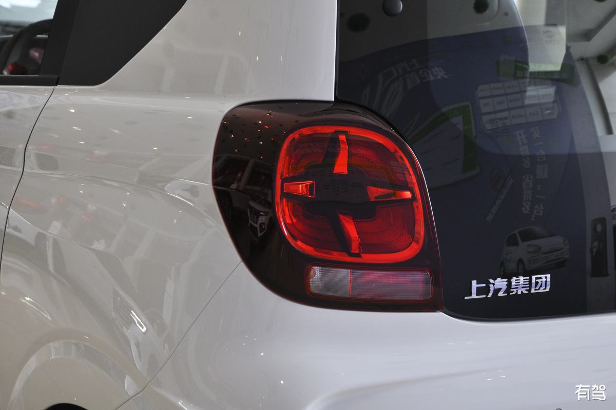 像我的臉書客戶寫一份 汽車logo迎賓燈簡要介紹