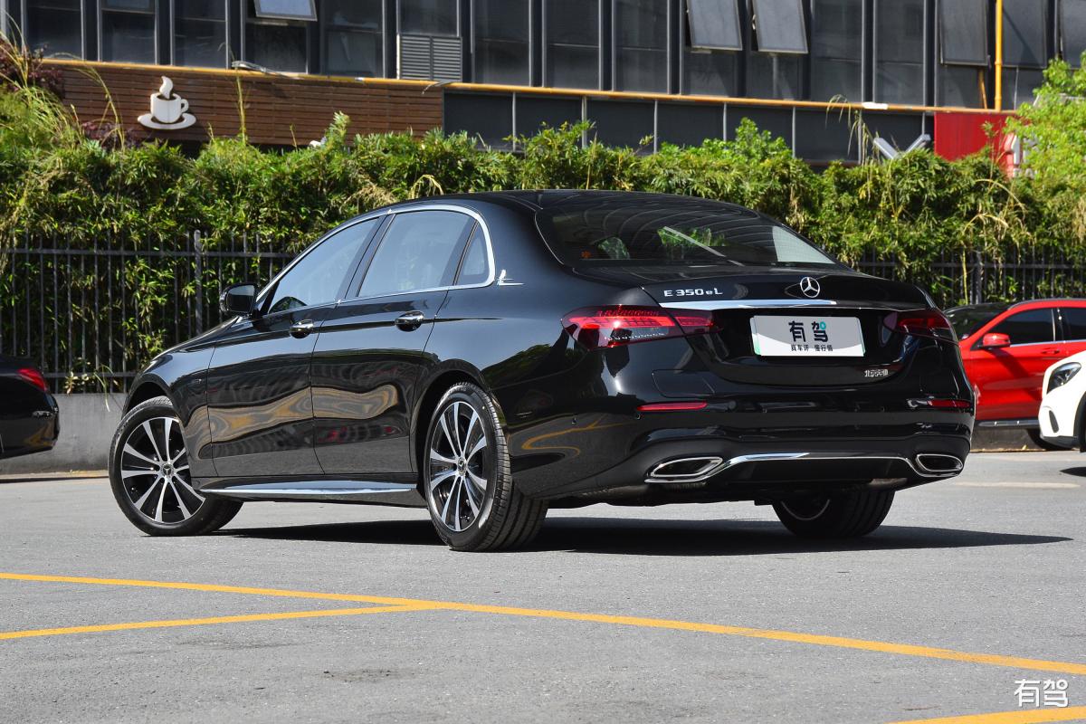 请帮我 写一篇1500字的论文要求文中插入10个参考文献要有脚注。 论文题目为：基于人工智能背景下混合式教学模式的研究