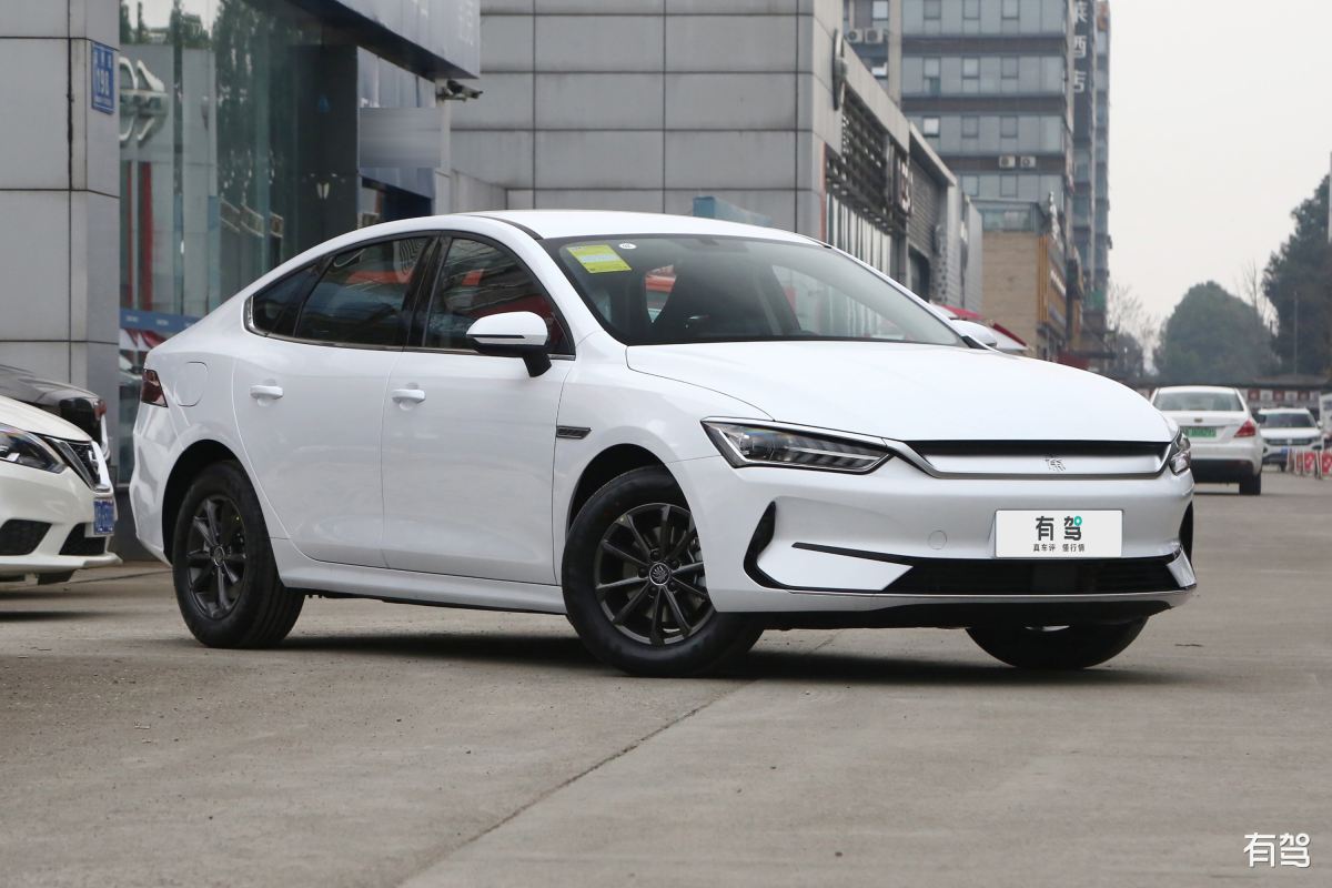 比亚迪秦在线说车：豪华新能源轿车，开启您的智慧出行！