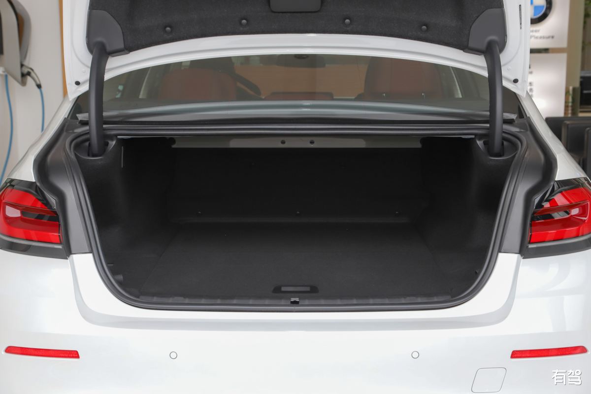 日产轩逸经典2022款后备箱可以放几个24寸的行李箱