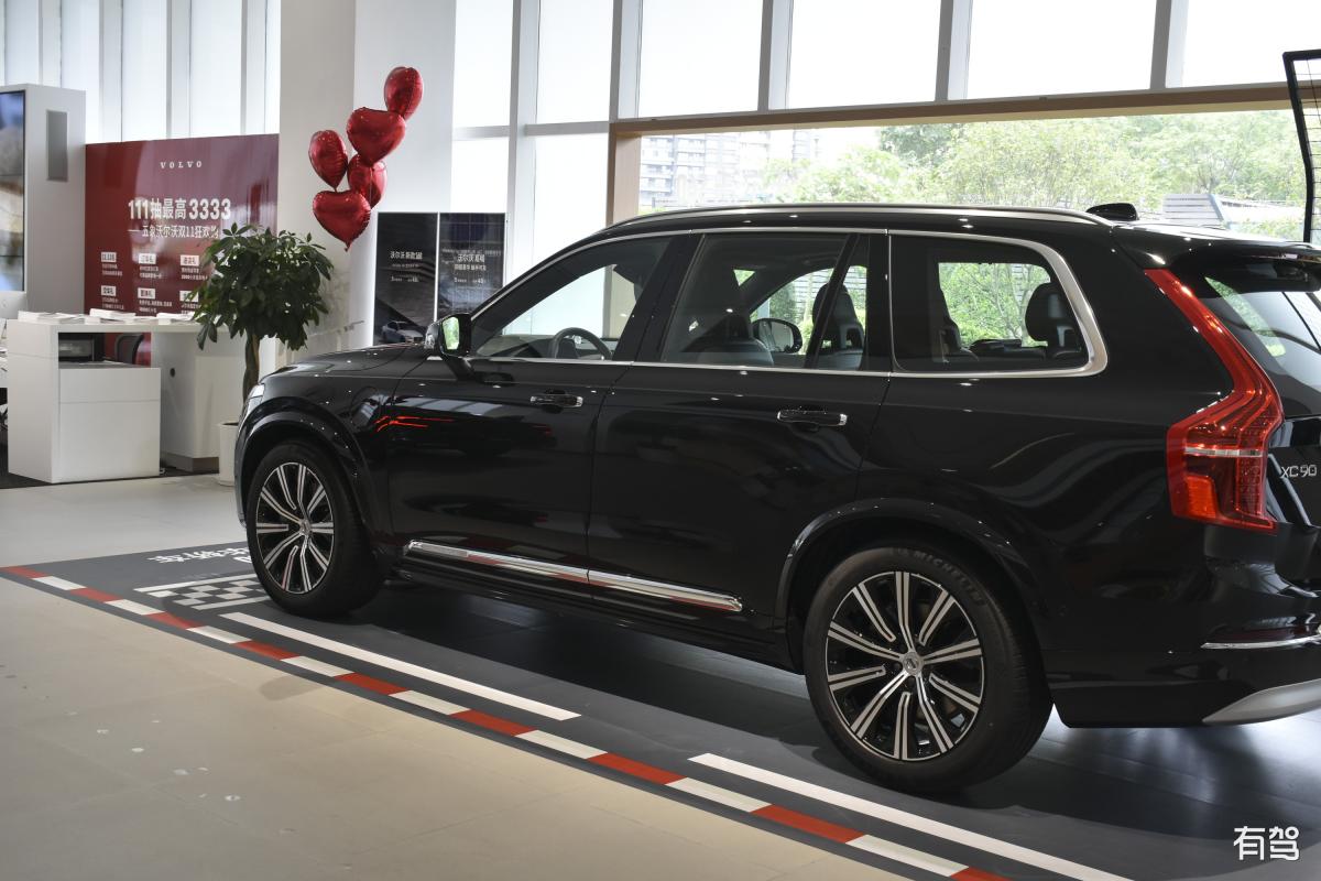 帮我围绕4S店里面静态展示的沃尔沃S90T8插混版在五一假期这个时间段围绕旅行主题写一个抖音短视频能火的脚本