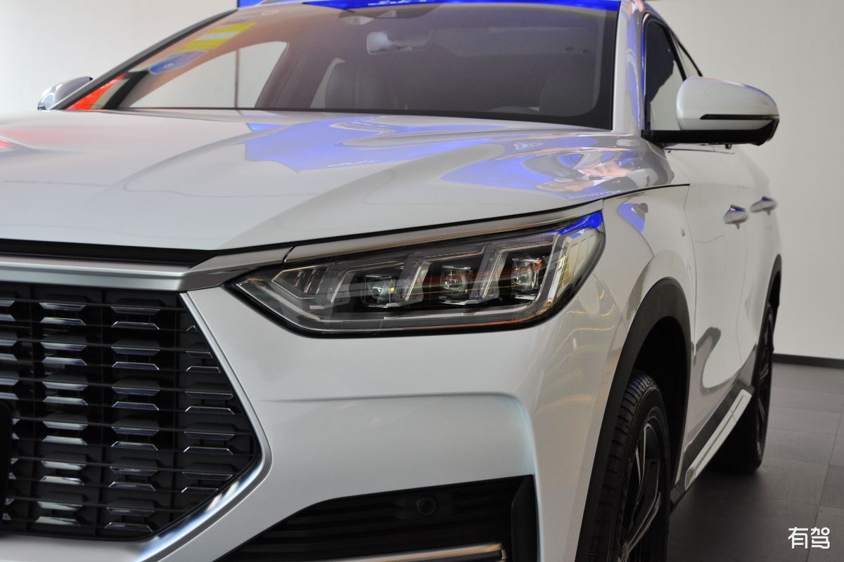 比亚迪宋PLUS DM-i: 超长续航混动SUV | 低油耗 高智能