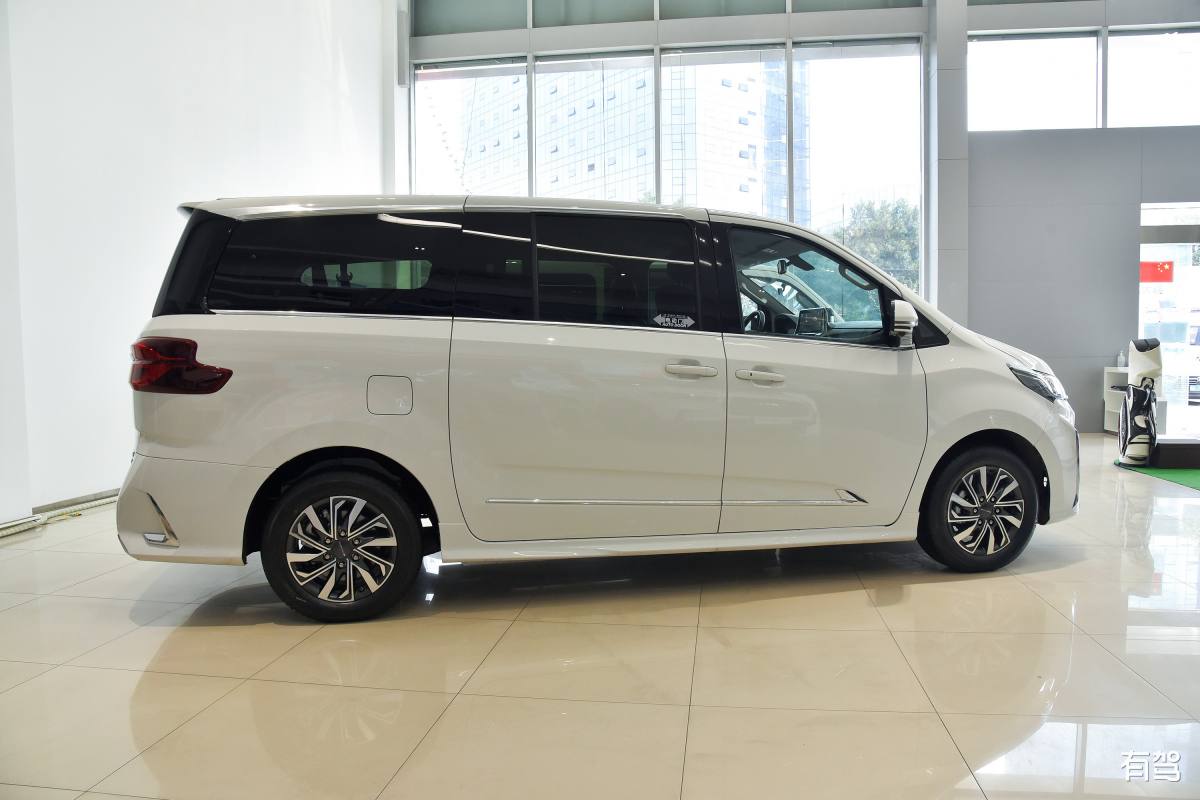 编写一片文章主要为：以40万元左右家用MPV怎么选为切入输出赛那的独有产品优势如更适合家用后备厢全平放倒、对老人小孩上下车友好、方便进出第三排等；更好开25L智能电混双擎不惧亏电更有底气；更具性价比；合资头部品牌服务更有保障等强化赛那作为家用MPV标杆的市场地位。